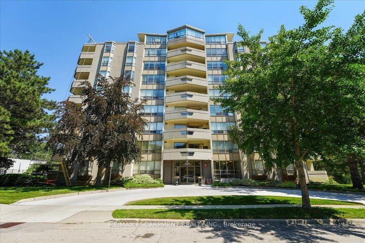 8 Village Green Boulevard 807 — photo 1