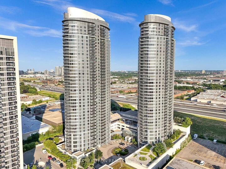 Property Photo: 135 Village Green Square 2022 ON M1S 0G4