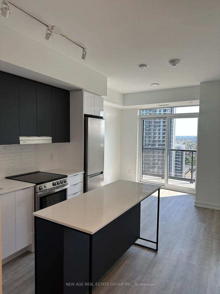 Property Photo: 5105 Hurontario St Street E 2107 ON L4Z 0C9