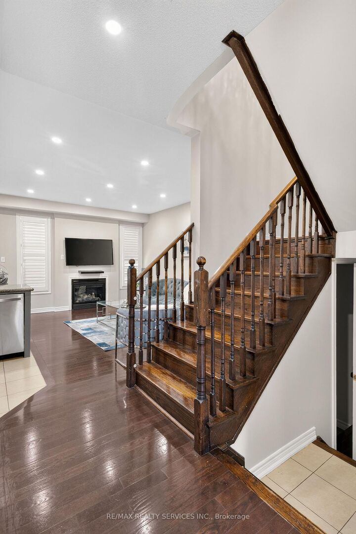 Property Photo:  109 Bonnie Braes Drive N  ON L6Y 0Z5 