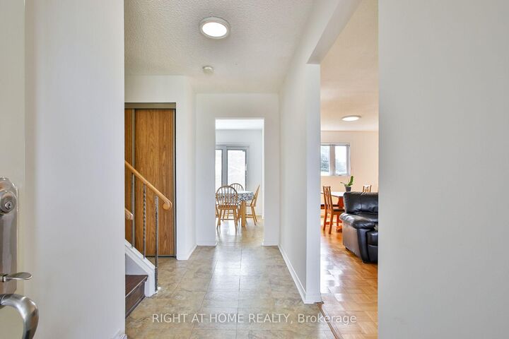 Photo de la propriété:  56 Cathy Jean Crescent  ON M9V 4T3 