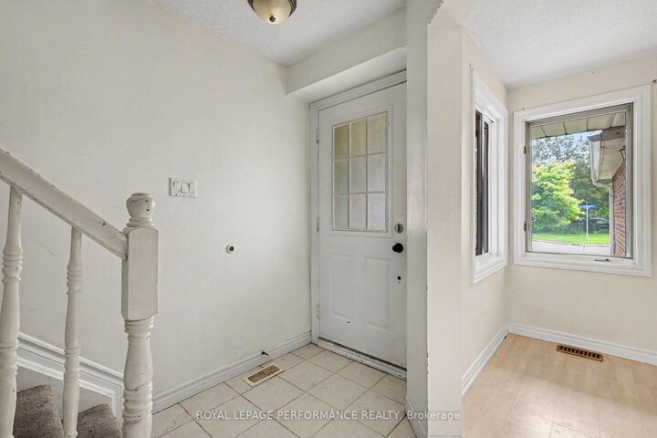 Photo de la propriété:  8 Southport Drive  ON K1T 3E7 