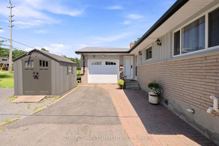Photo de la propriété:  211 Liberty Street N  ON L1C 2M6 