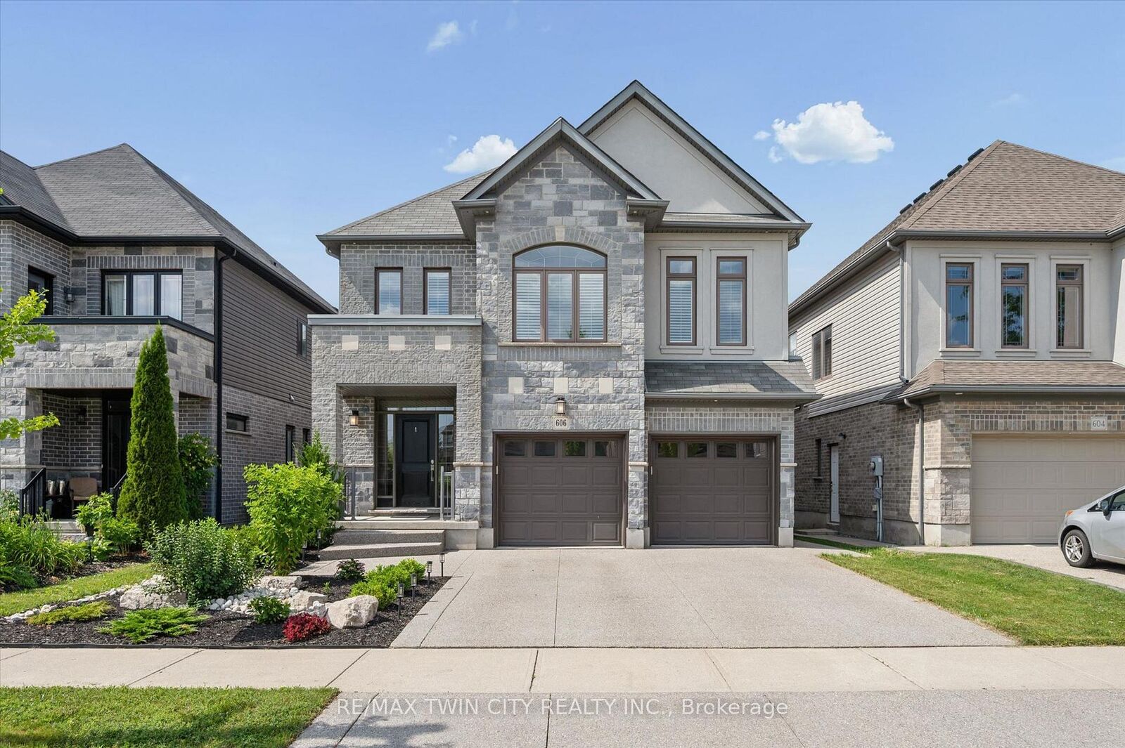 Property Photo: 606 Pinery Trail ON N2V 2Y6