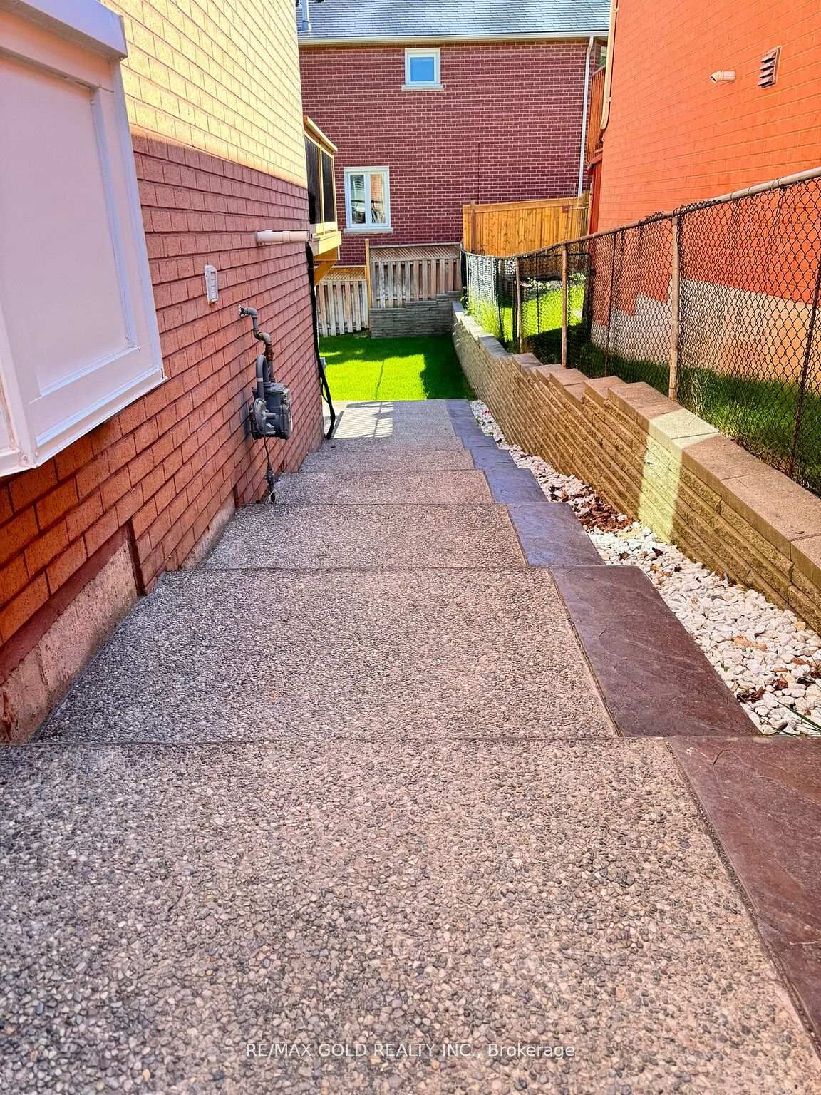 Photo de la propriété: 4 Gollop Crescent ON L7G 5N9