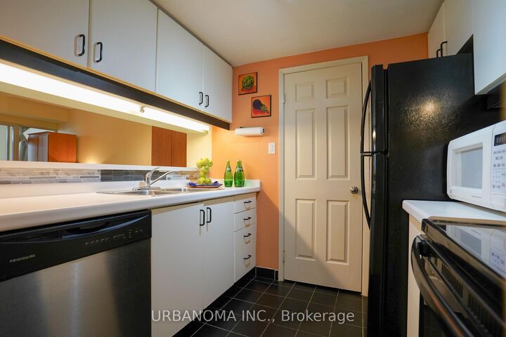 Property Photo:  717 Bay Street 409  ON M5G 2J9 