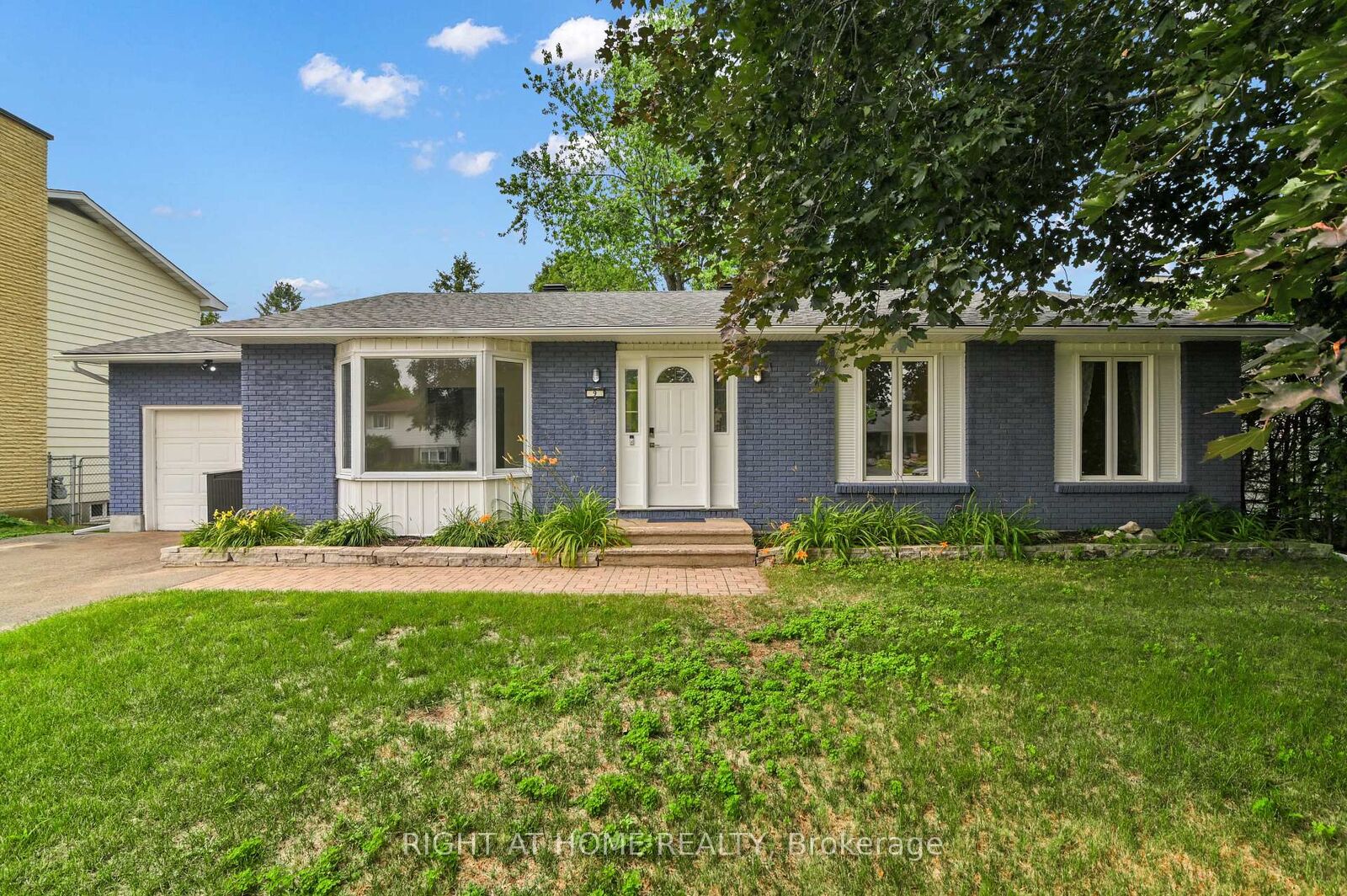 Property Photo: 9 Leetom Crescent ON K2J 1E3