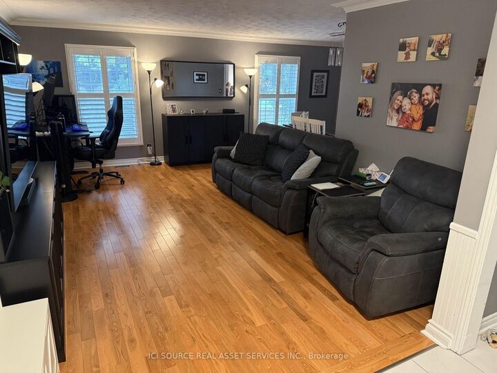 Property Photo: 6998 Glengowan Crescent ON L2J 3R8