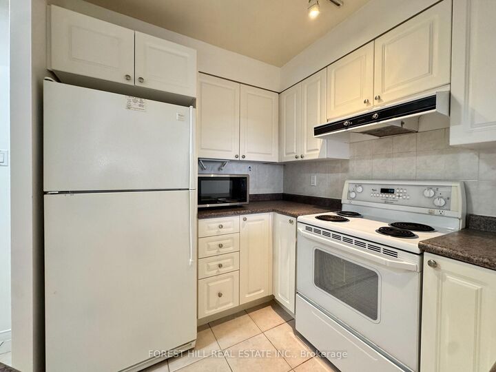Property Photo: 889 Bay Street 810 ON M5S 3K6