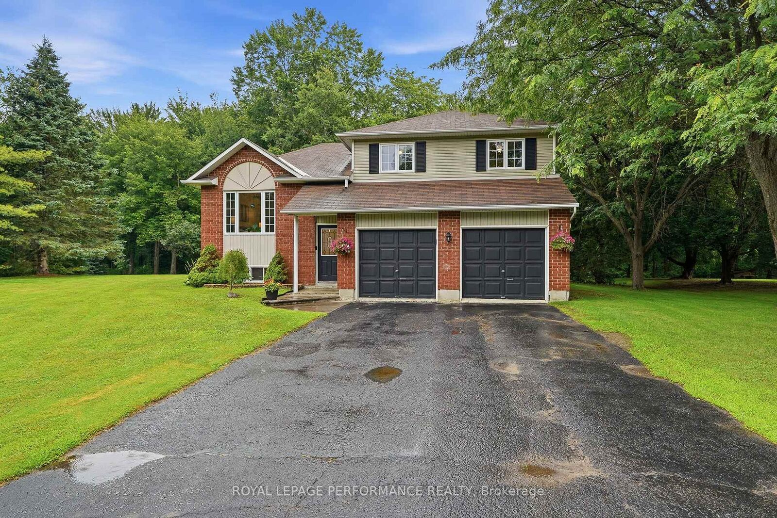 Property Photo:  193 Blue Jay Drive  ON K4K 1K9 