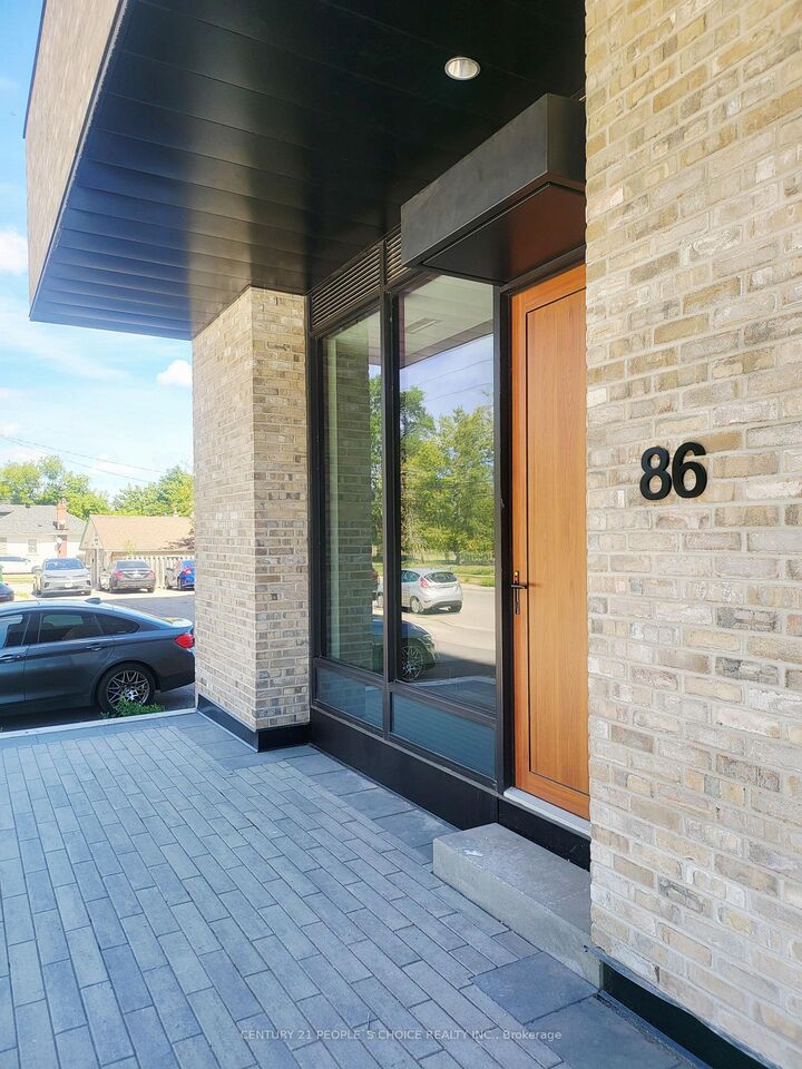 Property Photo:  86 Agnes Street 86  ON L5B 0R2 