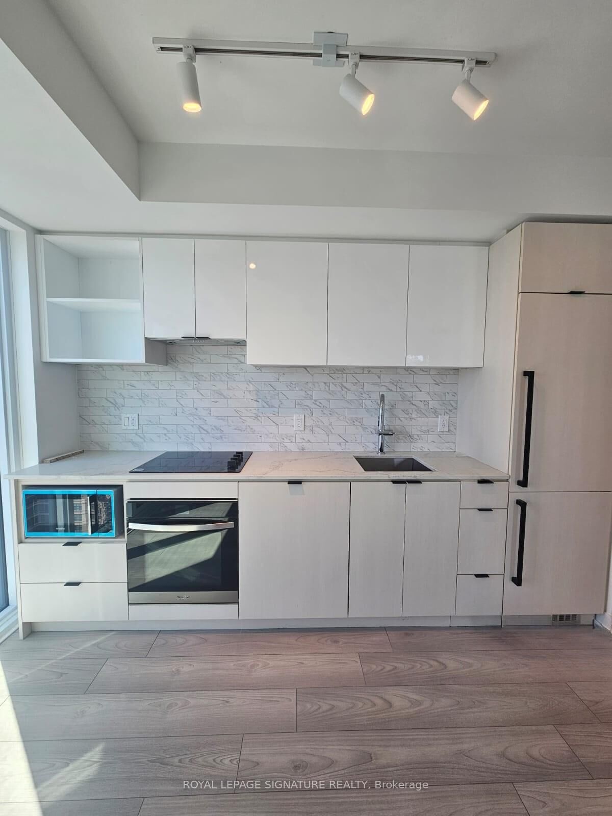 Property Photo: 252 Church Street 3006 ON M5B 0E6