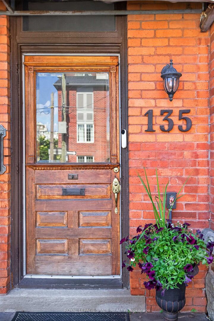 Property Photo:  135 Catharine Street S  ON L8N 2J6 