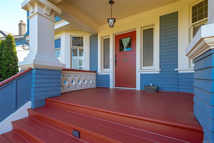 Property Photo: 337 Moss St BC V8V 4M9