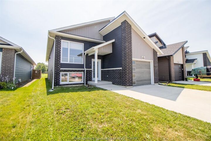 Property Photo: 223 Manning Drive Drive ON N7M 0S5