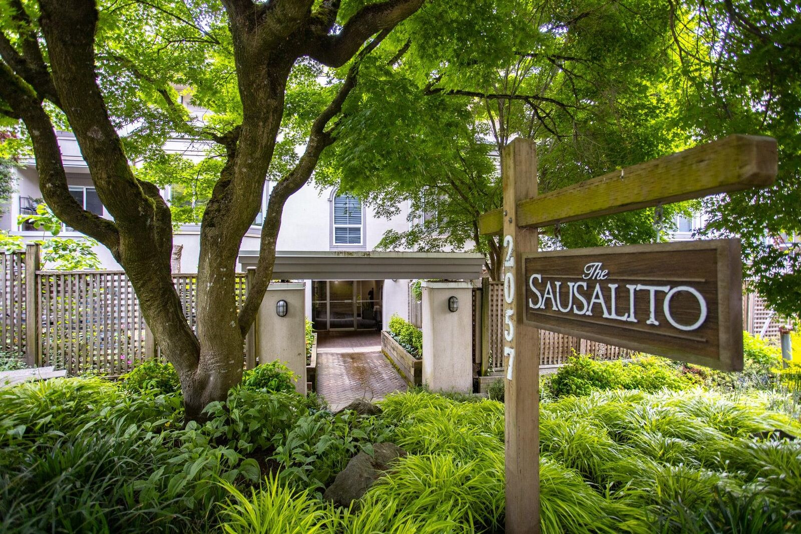 Property Photo: 2057 W 3rd Avenue 202 BC V6J 1L4