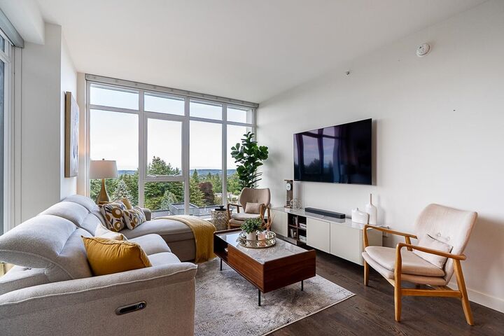 Property Photo: 1526 Finlay Street 504 BC V4B 4L9