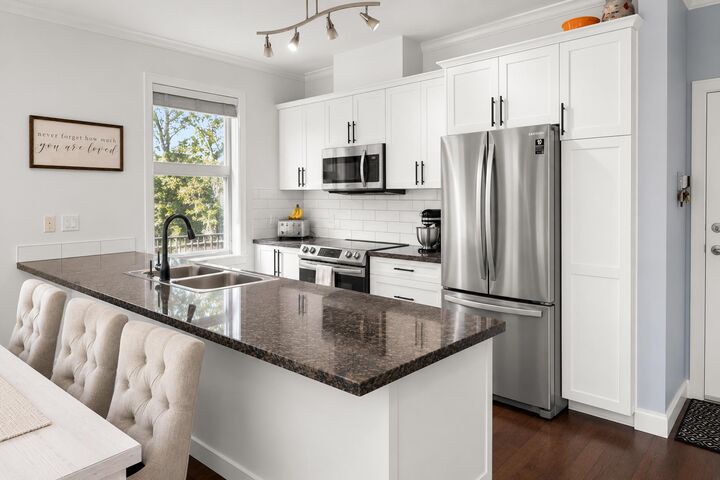 1375 View Crescent 303 — photo 1