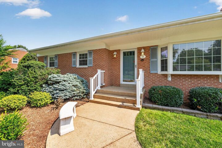 Property Photo: 19 Hamilton Terrace Drive VA 20158