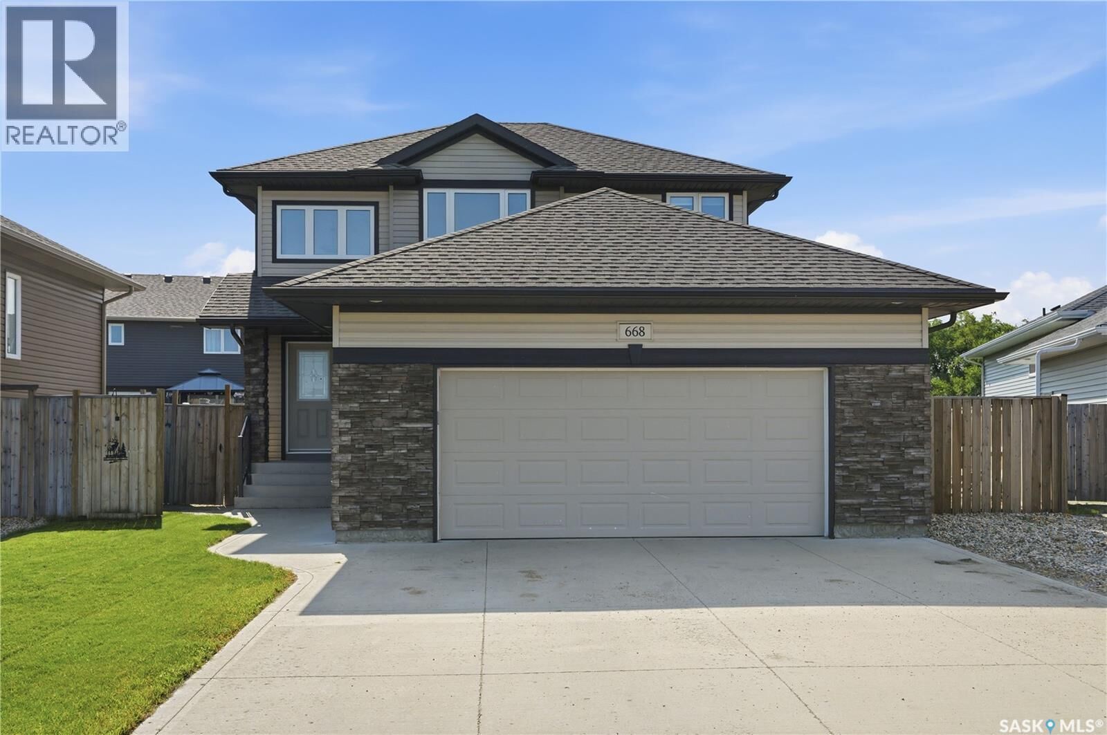 Property Photo:  668 Lehrer Crescent  SK S7R 0L2 