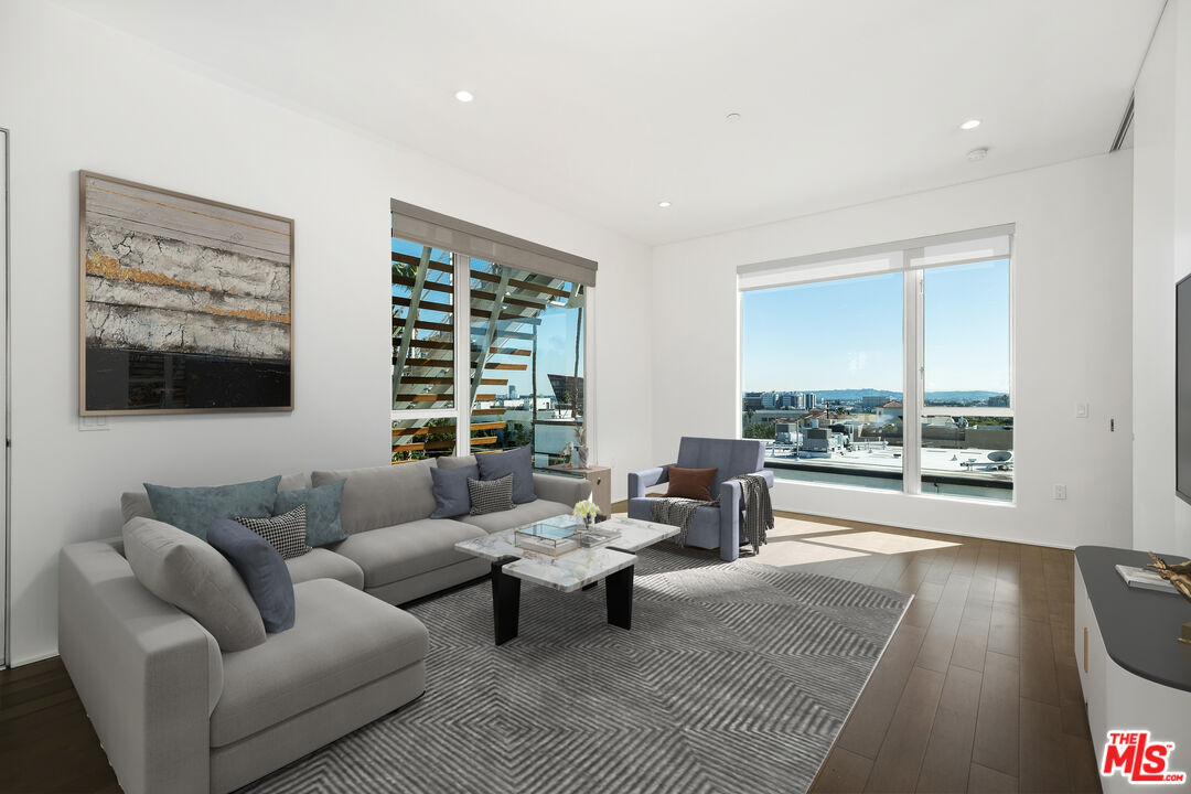 Property Photo:  935 N San Vicente Blvd  CA 90069 