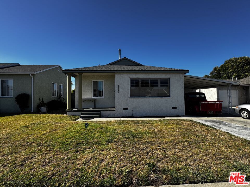 Property Photo:  1317 W School St  CA 90220 