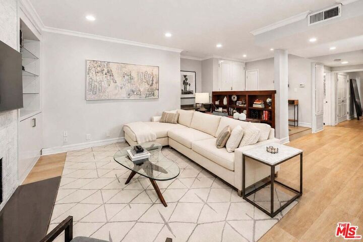 Property Photo:  412 Arnaz Dr  CA 90048 