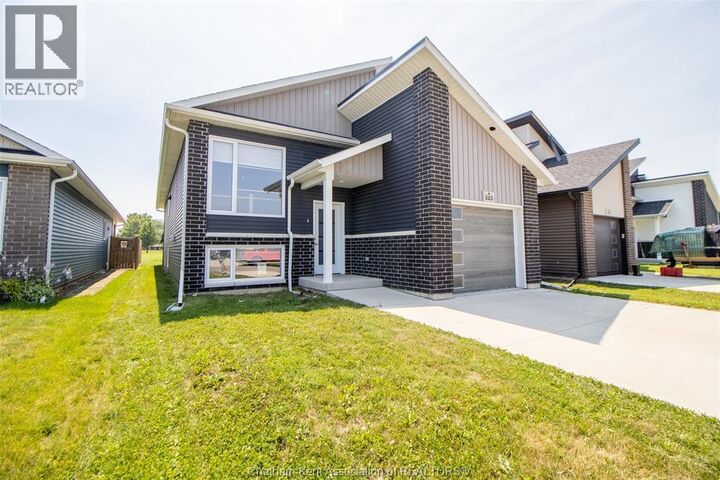 Property Photo: 223 Manning Drive Drive ON N7M 0S5