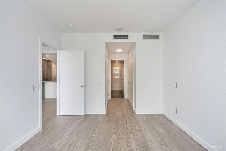 Property Photo:  15165 Thrift Avenue 1304  BC V4B 0C1 