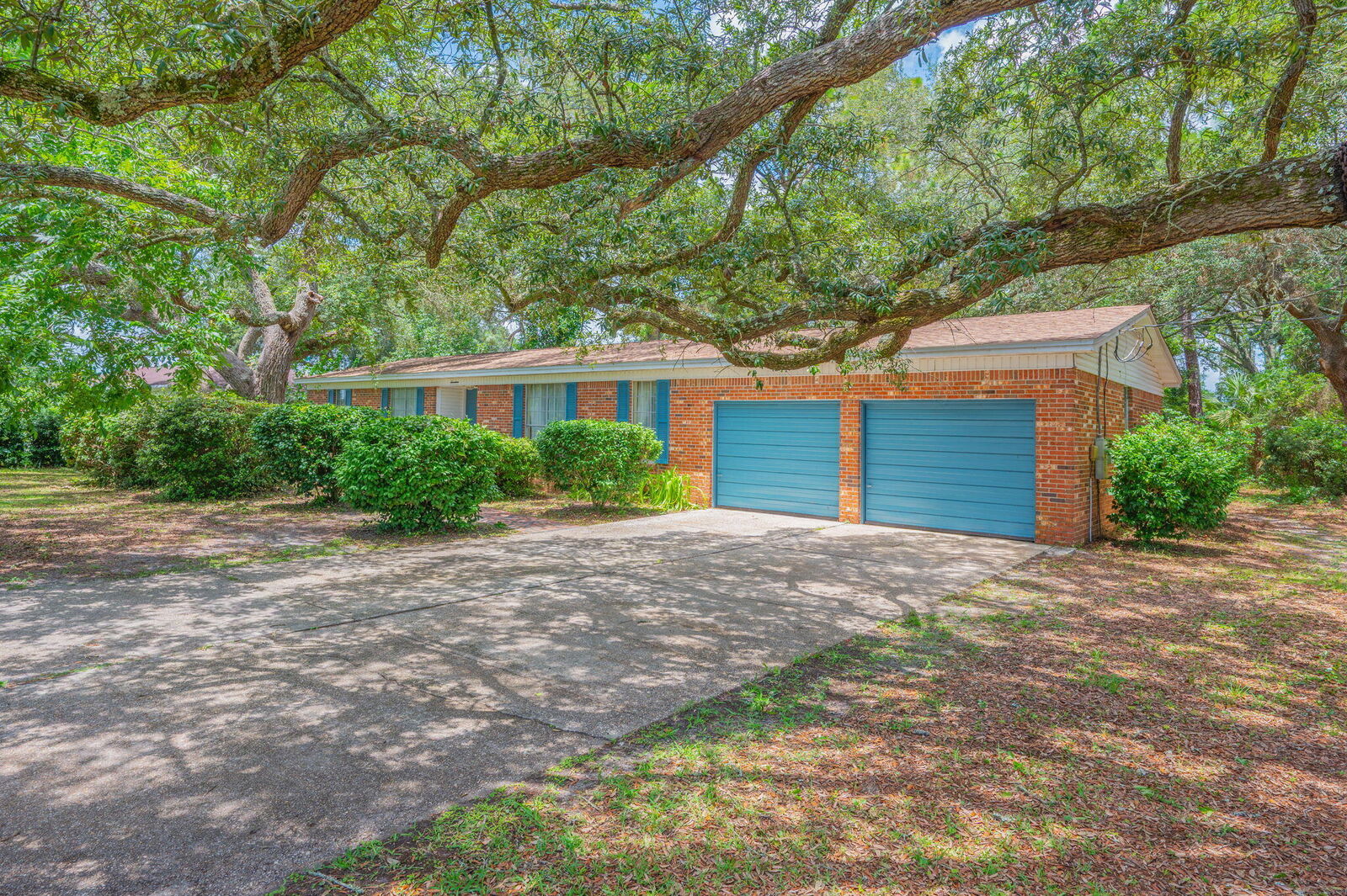 Property Photo: 17 8th Avenue FL 32579