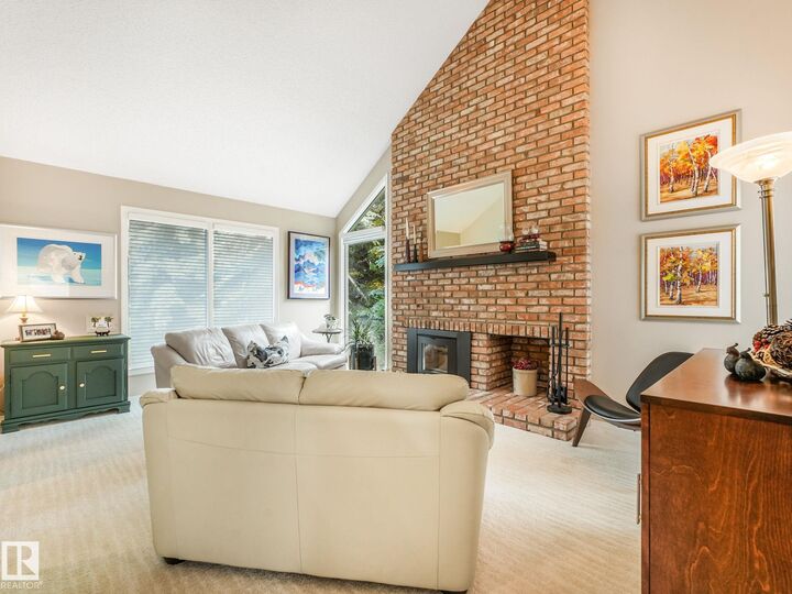 Property Photo: 10 Whiteoak Place AB T8N 3H4