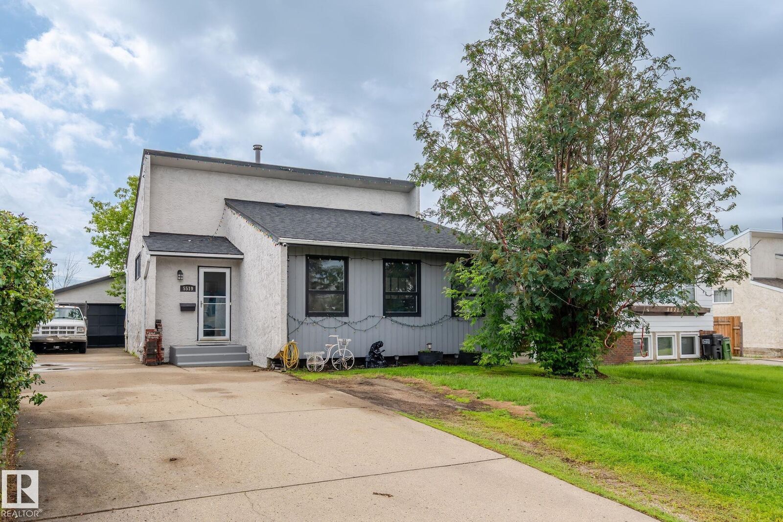 Property Photo:  5519 10 Avenue NW  AB T6L 1Y5 