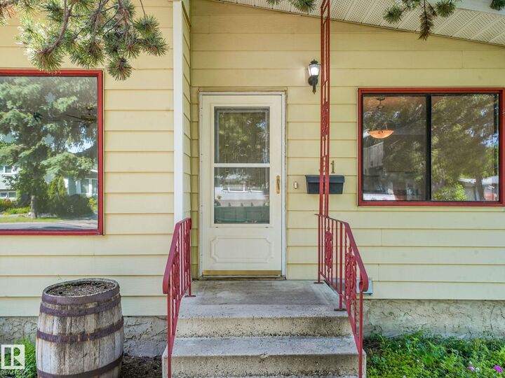 Property Photo: 91 Amherst Crescent AB T8N 2P7
