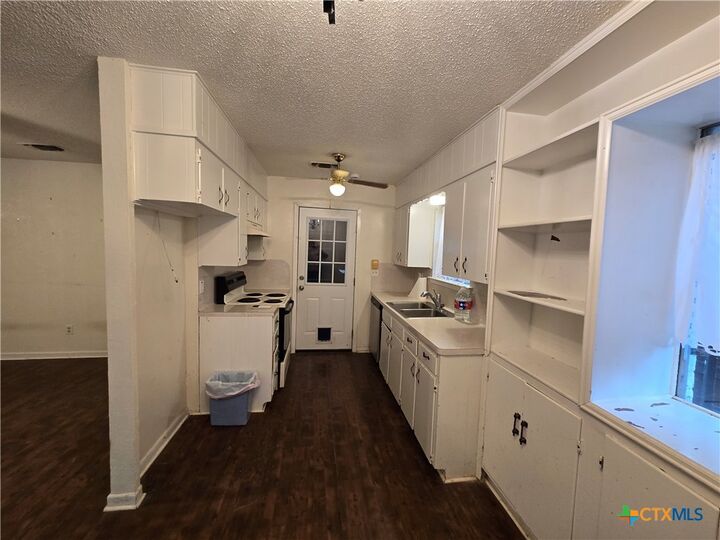 Property Photo: 905 Willow Brook Street TX 76522