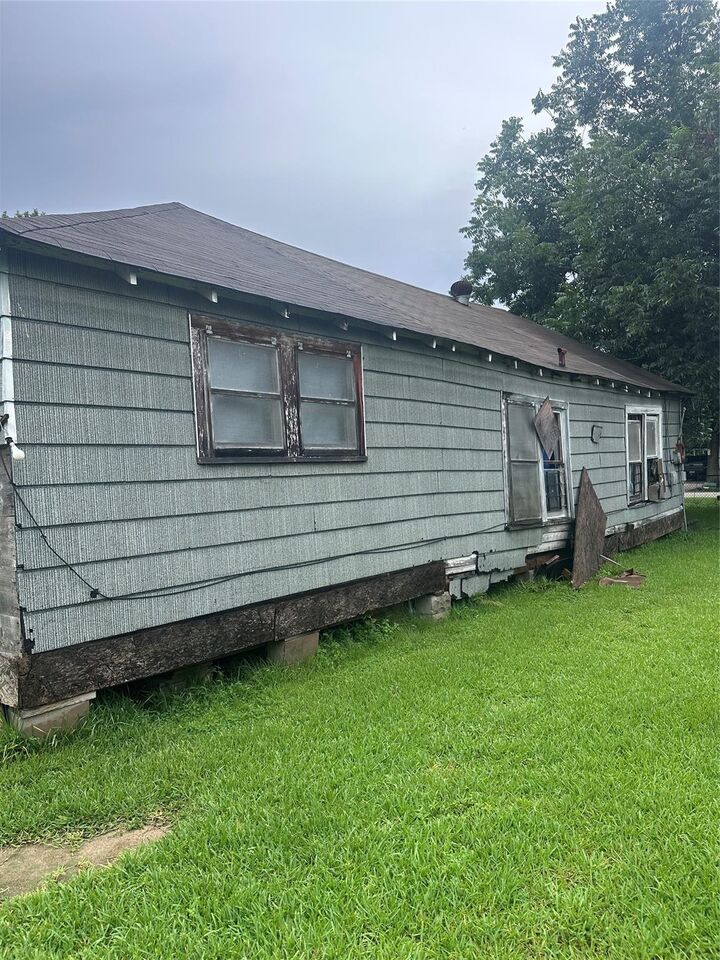 Property Photo: 3615 Crandon Street TX 77026