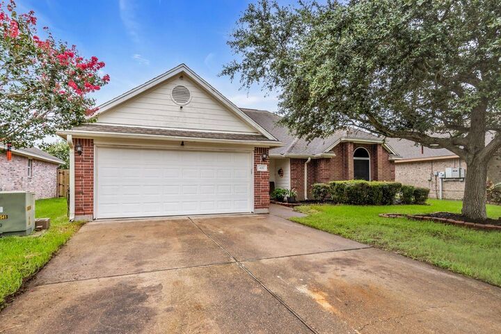 Property Photo: 657 26th Avenue N TX 77590
