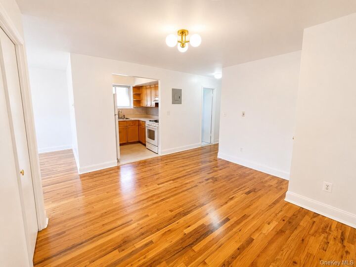 Property Photo:  533 Soundview Avenue 3rd Floor  NY 10473 
