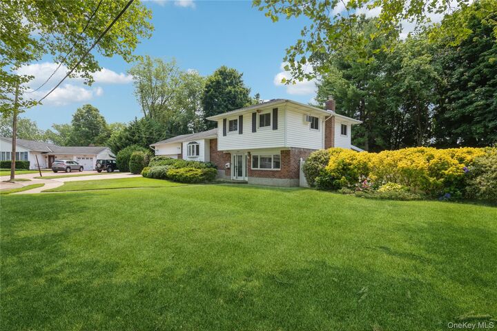 Property Photo:  7 Ebb Court  NY 11725 