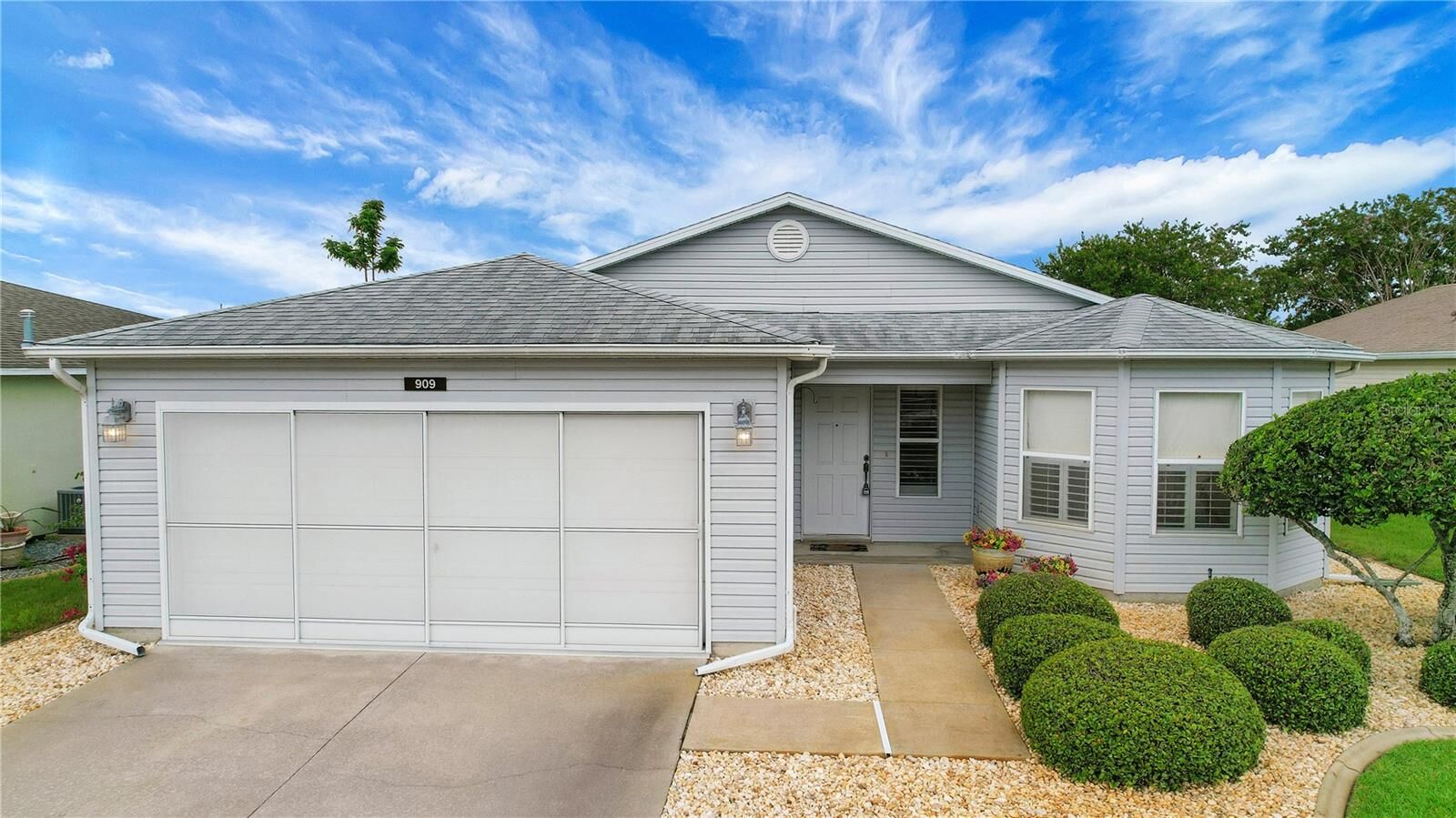 Property Photo:  909 Eagles Landing  FL 34748 