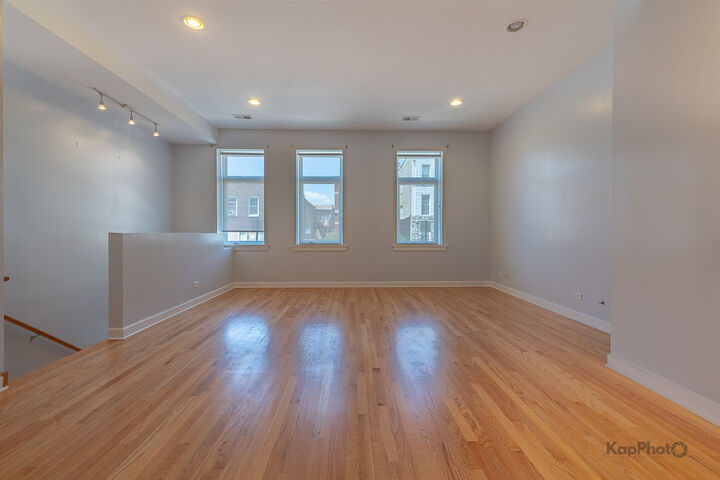 Property Photo: 2841 S Wells Street 1W IL 60616