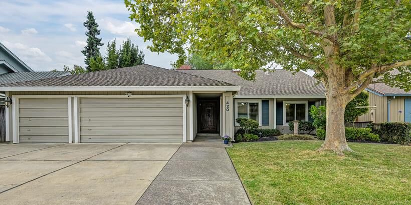 Property Photo:  420 Rivergate Way  CA 95831 