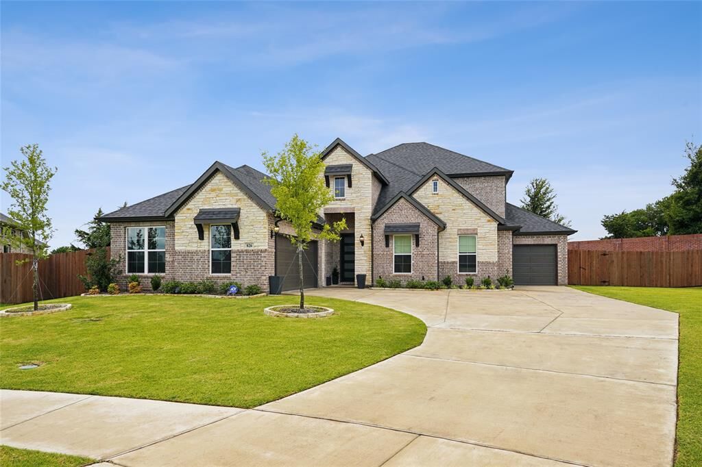 Property Photo:  826 Townsman Court  TX 76065 