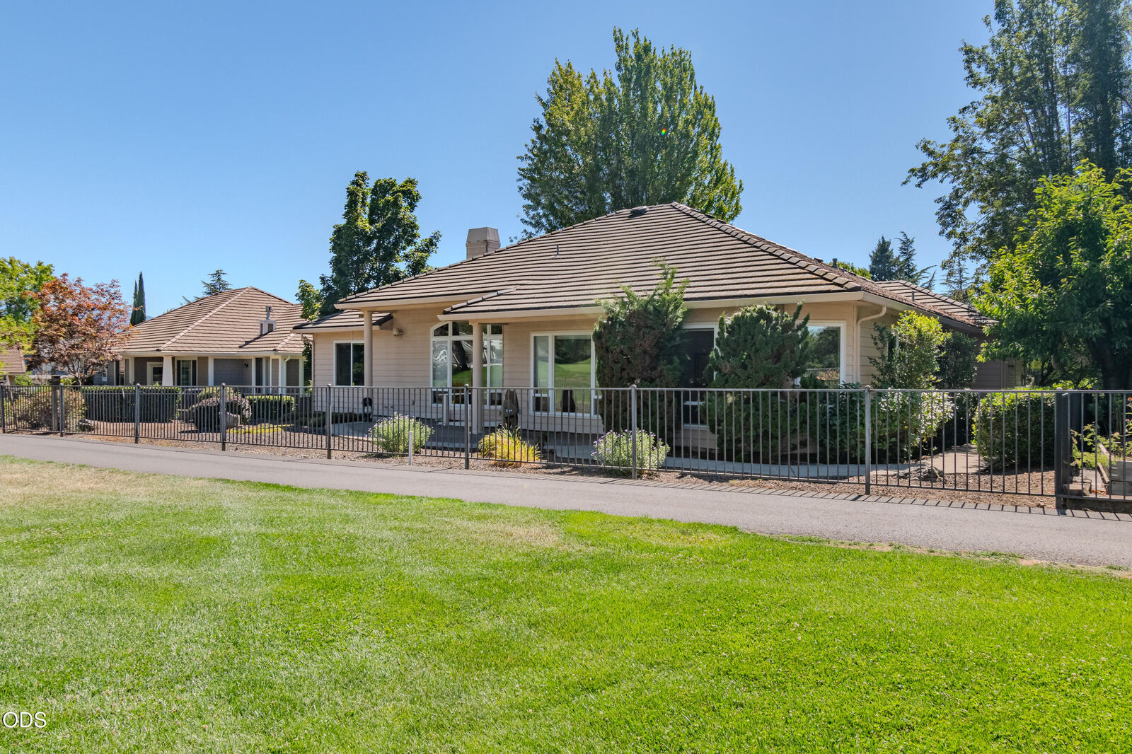 Property Photo: 401 Golf View Drive OR 97504