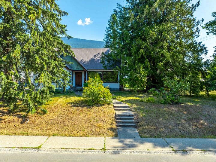 Property Photo: 422 Ninth Street E BC V0E 2S0
