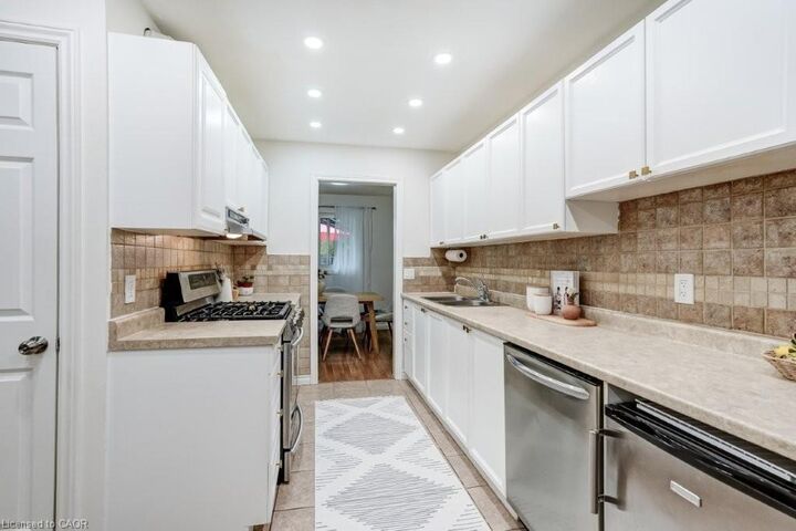 Property Photo:  