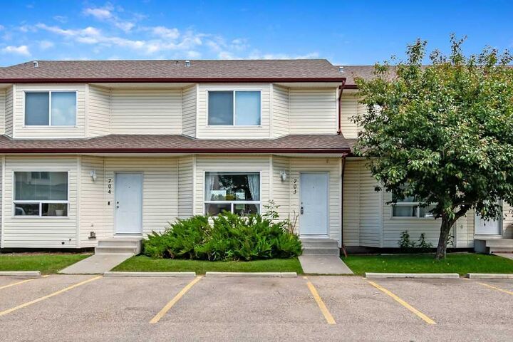 Property Photo:  703 Eagleview Place NW  AB T1V 1Y6 