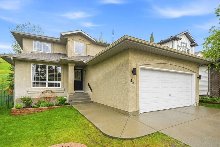 Property Photo:  44 Gleneagles View  AB T4C 1P1 