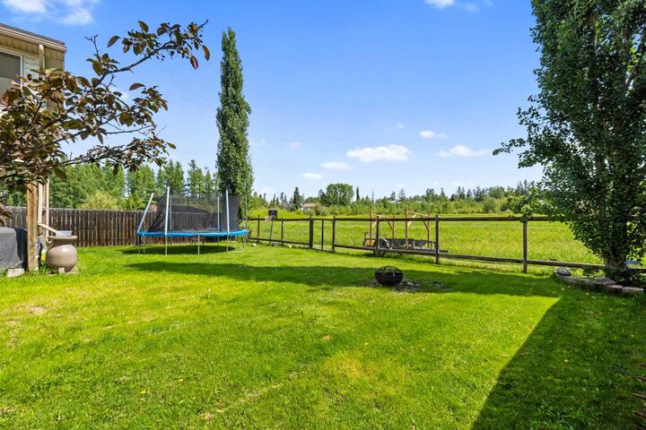 Property Photo: 6 Park Circle AB T7S 1H9