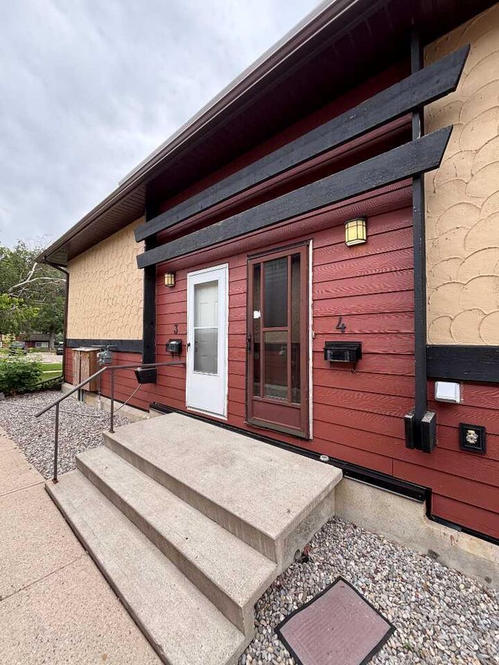 Property Photo:  5 Acadia Road W 4  AB T1K 4C1 