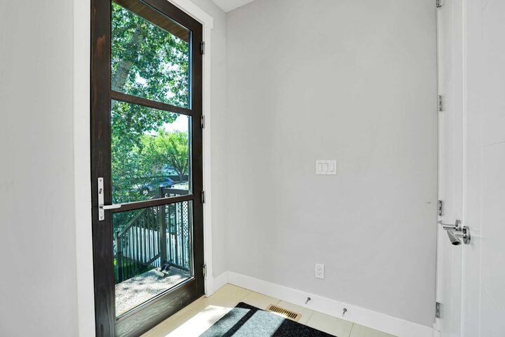 Property Photo:  1018 20 Avenue SE  AB T2G 1M6 